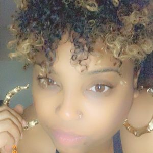 Meet your Posher, Monique